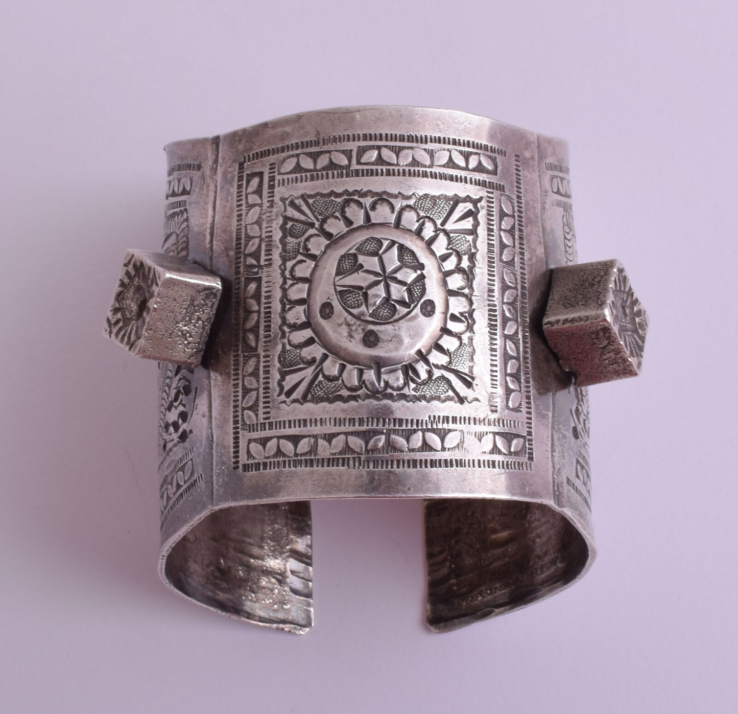 Vintage solid berber Bedouin north african silver ethnic bracelet Cuff-246 gram